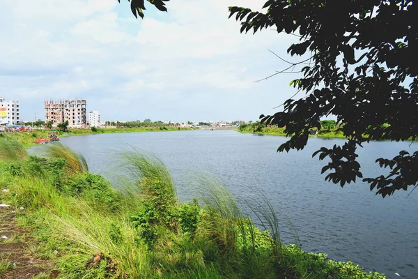 Hermosa Vista Lago Con Cielo Azul — Foto de Stock