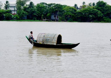 Nehir Kenarı Yerel Halkı Yaşam Tarzı, Nehir Manzarası, Gökyüzü Bulutlu Geleneksel Küçük Tekne. Fotoğraf 24 Eylül 2020 tarihinde Shitolokha Nehri, Narayanganj, Rupgonj 'dan çekildi..