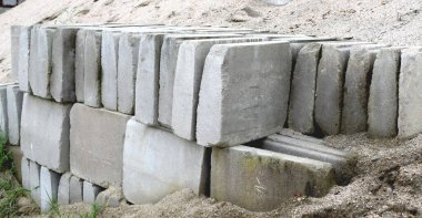 Kum ile beton blok veya çimento blok