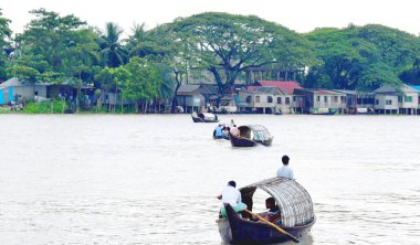 Nehir Kenarı Yerel Halkı Yaşam Tarzı, Nehir Manzarası, Gökyüzü Bulutlu Geleneksel Küçük Tekne. Fotoğraf 24 Eylül 2020 tarihinde Shitolokha Nehri, Narayanganj, Rupgonj 'dan çekildi..