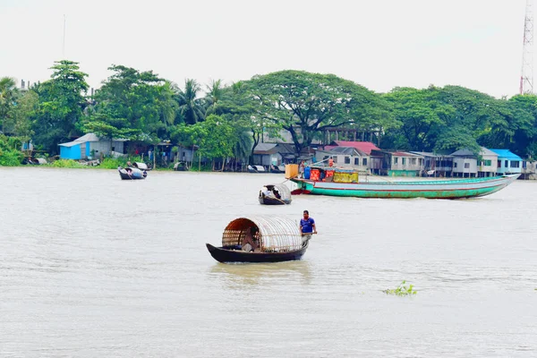 Rio Lado Pessoas Locais Estilo Vida Vista Rio Barco Pequeno — Fotografia de Stock