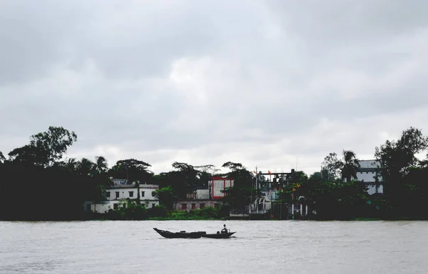 Barco Pequeno Tradicional Correndo Rio Com Céu Nublado — Fotografia de Stock