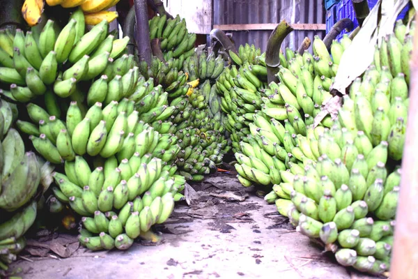 Selectieve Focus Fris Rijp Geel Groene Bananen Een Traditionele Supermarkt — Stockfoto