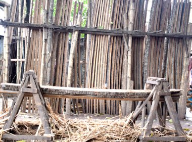 Tahta kazıklar kesiliyor. Eski bir ağacın dokusu. Ahşap arka plan.