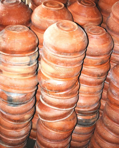 Tradycyjne Ręcznie Gliniane Brązowe Kubki Garnki Talerze Azjatyckim Rynku Lokalnym — Zdjęcie stockowe