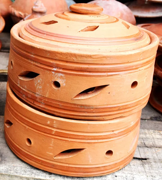 传统手工制作的粘土杯 锅和盘子在亚洲当地市场 东方集市上销售 古老的陶器古代的展品 — 图库照片