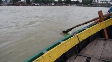 Bangladeş, Asya 'da nehirde küçük tahta bir tekne yüzüyor.