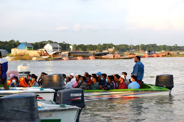 Nehirde sürat teknesi, Küçük Tekne, Fotoğraf Padma Nehri, Maoa, Dhaka 'dan 18 Ekim 2020' de çekildi..