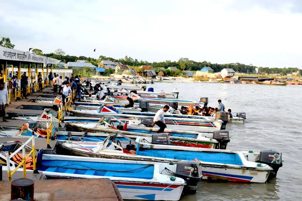Nehirde sürat teknesi, Küçük Tekne, Fotoğraf Padma Nehri, Maoa, Dhaka 'dan 18 Ekim 2020' de çekildi..