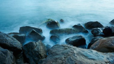 Karadeniz kıyısında dalgalar kayalara vuruyor.