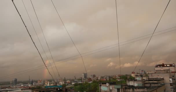 Cielo nublado sobre paisaje urbano al atardecer al atardecer — Vídeos de Stock