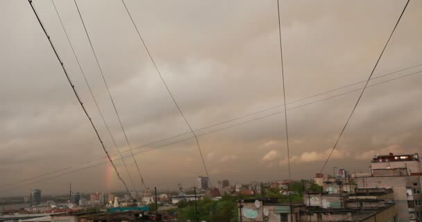 Langit mendung di atas pemandangan kota pada malam hari selama matahari terbenam — Stok Video