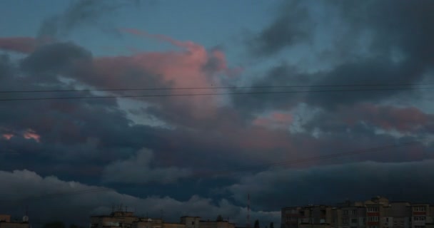 Zamračená obloha nad panoráma na večer při západu slunce — Stock video