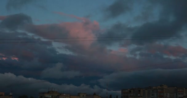 Bewölkter Himmel über der Stadt am Abend bei Sonnenuntergang — Stockvideo