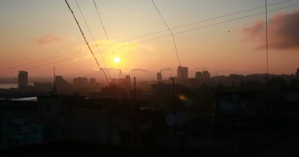 Bewölkter Himmel über der Stadt am Abend bei Sonnenuntergang — Stockvideo