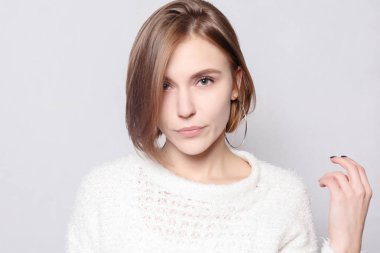 sağlıklı yaşam tarzı, mutluluk ve insanlar kavramı - farklı duygular gösterilen genç güzel şirin kız. Kız bir beton gri duvar için arka plan. Gülen, gülümseyen, öfke, şüphe, korku, sürpriz.