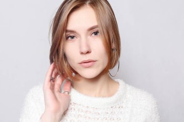 sağlıklı yaşam tarzı, mutluluk ve insanlar kavramı - farklı duygular gösterilen genç güzel şirin kız. Kız bir beton gri duvar için arka plan. Gülen, gülümseyen, öfke, şüphe, korku, sürpriz.