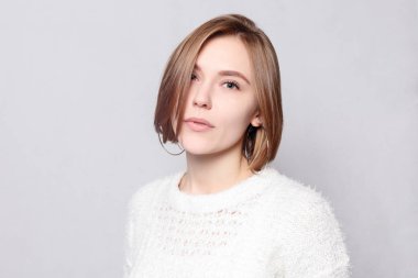 sağlıklı yaşam tarzı, mutluluk ve insanlar kavramı - farklı duygular gösterilen genç güzel şirin kız. Kız bir beton gri duvar için arka plan. Gülen, gülümseyen, öfke, şüphe, korku, sürpriz.