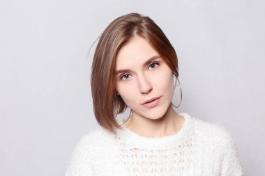 sağlıklı yaşam tarzı, mutluluk ve insanlar kavramı - farklı duygular gösterilen genç güzel şirin kız. Kız bir beton gri duvar için arka plan. Gülen, gülümseyen, öfke, şüphe, korku, sürpriz.