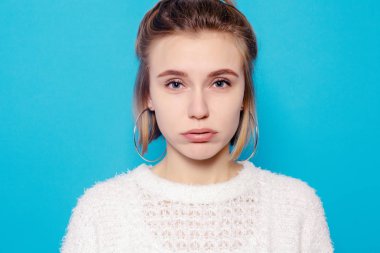 sağlıklı yaşam tarzı, mutluluk ve insanlar kavramı - mutlu duygularla genç kadının portresi. Gülen, gülümseyen, öfke, şüphe, korku, sürpriz.