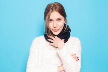 sağlıklı yaşam tarzı, mutluluk ve insanlar kavramı - mutlu duygularla genç kadının portresi. Gülen, gülümseyen, öfke, şüphe, korku, sürpriz.