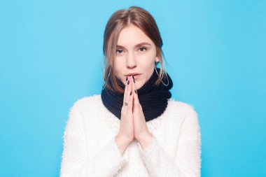 sağlıklı yaşam tarzı, mutluluk ve insanlar kavramı - mutlu duygularla genç kadının portresi. Gülen, gülümseyen, öfke, şüphe, korku, sürpriz.