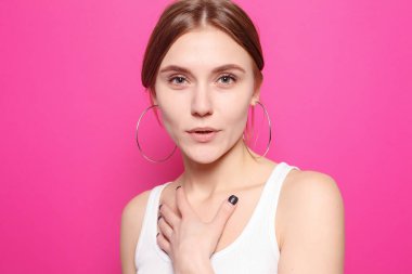 sağlıklı yaşam tarzı, mutluluk ve insanlar kavramı - mutlu duygularla genç kadının portresi. Gülen, gülümseyen, öfke, şüphe, korku, sürpriz.