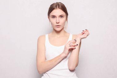 sağlıklı yaşam tarzı, mutluluk ve insanlar kavramı - farklı duygular gösterilen genç güzel şirin kız. Kız bir beton gri duvar için arka plan. Gülen, gülümseyen, öfke, şüphe, korku, sürpriz.