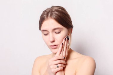 Sağlık, insanlar, diş ve yaşam tarzı kavramı - diş sorunu. Kadın duygu diş ağrısı. Güçlü diş ağrısı acı güzel üzgün kız closeup. Çekici kadın duygu ağrılı diş ağrısı