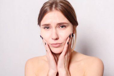 Sağlık, insanlar, diş ve yaşam tarzı kavramı - diş sorunu. Kadın duygu diş ağrısı. Güçlü diş ağrısı acı güzel üzgün kız closeup. Çekici kadın duygu ağrılı diş ağrısı