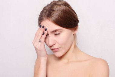 Hastalık, sağlık, insan, tıp kavramı - boğaz ağrısı. Closeup boğaz duygu kötü, ağrılı yutma acı ile hasta bir kadın. Güzel kız boyun el ile dokunmak