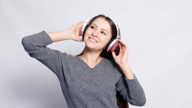 İnsanlar, eğlence ve teknoloji kavramı - mutlu kadın veya smartphone müzik ve dans Kulaklığımda genç kız