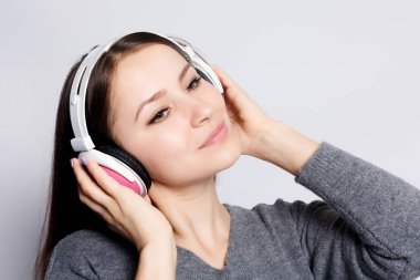 İnsanlar, eğlence ve teknoloji kavramı - mutlu kadın veya smartphone müzik ve dans Kulaklığımda genç kız