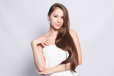 Güzellik, Cilt Bakımı ve kavram - kadın insanlar. Güzel kız banyo sonra yüzünü dokunaklı. Mükemmel cilt. Cilt Bakımı. Güzellik kadın ile onun headtouching yumuşak teni havlu. Pampering. Tedavi