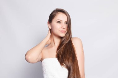 Güzellik, Cilt Bakımı ve kavram - kadın insanlar. Güzel kız banyo sonra yüzünü dokunaklı. Mükemmel cilt. Cilt Bakımı. Güzellik kadın ile onun headtouching yumuşak teni havlu. Pampering. Tedavi