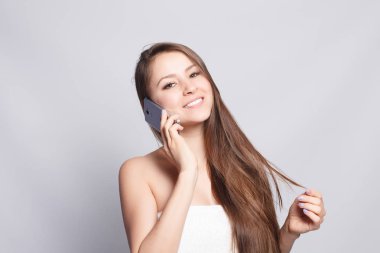Güzellik, Cilt Bakımı ve kavram - kadın insanlar. Güzel kız banyo sonra yüzünü dokunaklı. Mükemmel cilt. Cilt Bakımı. Selfie zaman. Mutlu kadın alarak selfie. Pampering. Tedavi