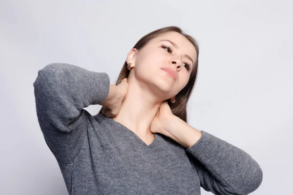 医学のコンセプト 喉の痛み 喉の痛み感じ悪い 痛みを伴う嚥下に苦しんで病気女性のクローズ アップ 手と首に触れる美しい少女 — ストック写真