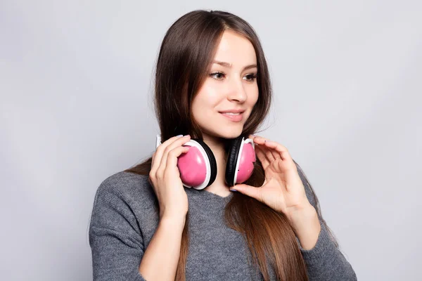 Koncepcja Ludzie Rozrywka Technologia Szczęśliwą Kobietą Lub Nastolatkę Słuchawki Słuchać — Zdjęcie stockowe