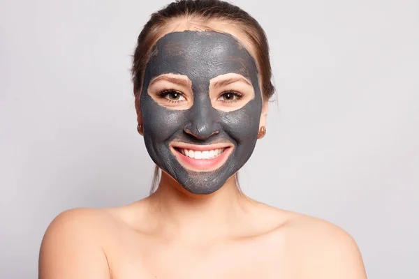 Maska Twarz Kobiety Portret Pięknej Dziewczyny Usunięcie Kosmetycznych Czarny Peeling — Zdjęcie stockowe