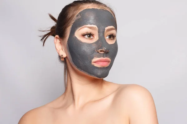 Máscara Mujer Retrato Una Hermosa Chica Que Quita Máscara Pelado — Foto de Stock