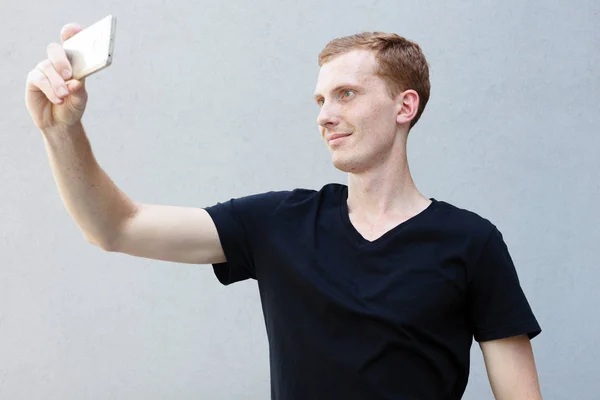 스타일 감정과 사람들 남자의 머리의 초상화를 닫습니다 Selfie 블로거 그녀의 — 스톡 사진