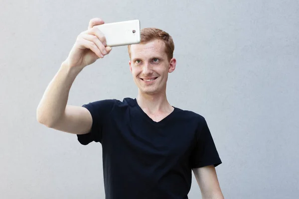 스타일 감정과 사람들 남자의 머리의 초상화를 닫습니다 Selfie 블로거 그녀의 — 스톡 사진