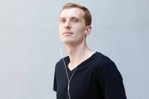 情感和人的概念 关闭一个红头发的漂亮男人的肖像 Frecklessongs 在智能手机上戴着耳机 手势欢快 受到喜爱的音乐的启发 — 图库照片
