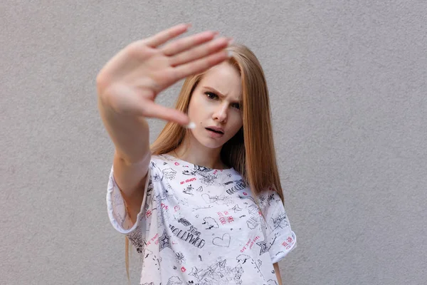 Jovem Europeia Moda Fêmea Com Expressão Insatisfeita Irritado Segurando Mão — Fotografia de Stock