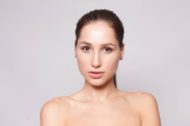 Güzel genç kadın temiz taze cilt ile kapatın. Cilt bakımı yüz. Kozmetik, güzellik ve spa. kız yüzünü yıkar. Güzellik Portresi. Mükemmel taze cilt. Saf güzellik. Gençlik ve cilt bakım kavramı