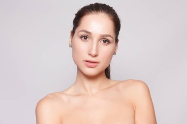 Güzel genç kadın temiz taze cilt ile kapatın. Cilt bakımı yüz. Kozmetik, güzellik ve spa. kız yüzünü yıkar. Güzellik Portresi. Mükemmel taze cilt. Saf güzellik. Gençlik ve cilt bakım kavramı