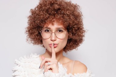 Gülümseyen genç siyah kadın portresi. Afro-Amerikan afro saç kesimi ve sihir makyaj ile güzel bir genç kadın portresi. Stüdyo vurdu. Çekici kız gözlük takıyor.