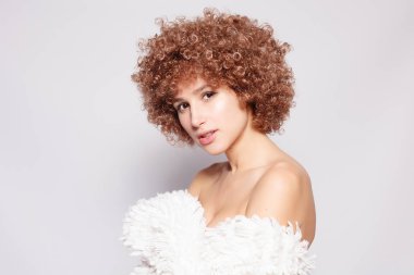 Gülümseyen genç siyah kadın portresi. Afro-Amerikan afro saç kesimi ve sihir makyaj ile güzel bir genç kadın portresi. Stüdyo vurdu.