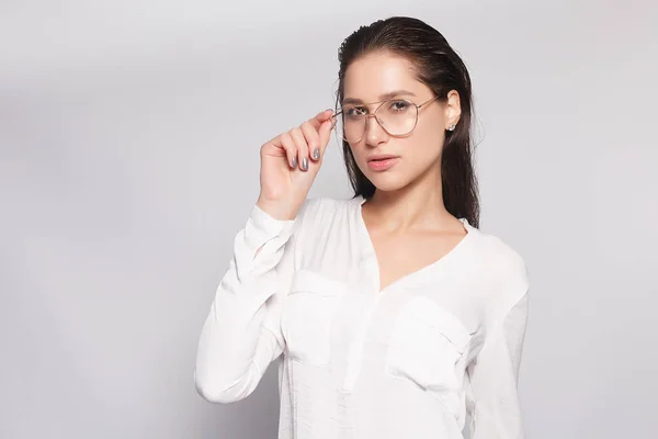 Bonita Joven Camiseta Blanca Blanco Con Gafas Pared Vacía Retrato — Foto de Stock