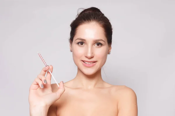 Mujer Joven Atractiva Recibe Inyección Cosmética Aislado Sobre Fondo Blanco — Foto de Stock